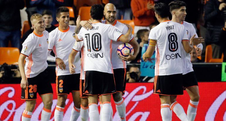 Los jugadores celebran un gol en Mestalla