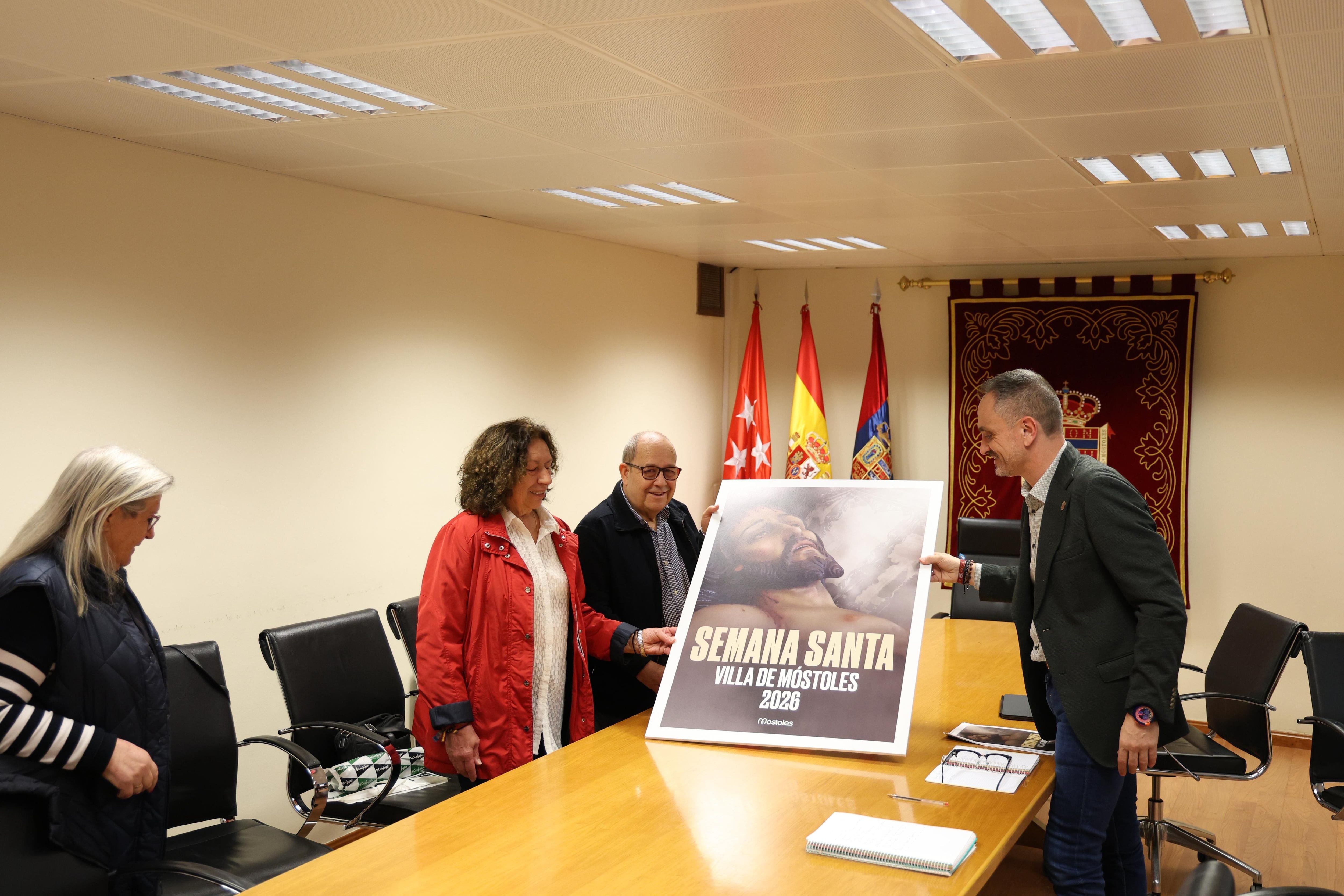 Las Hermandades de Móstoles presentando el programa de Semana Santa al alcalde de Móstoles, Manuel Bautista
