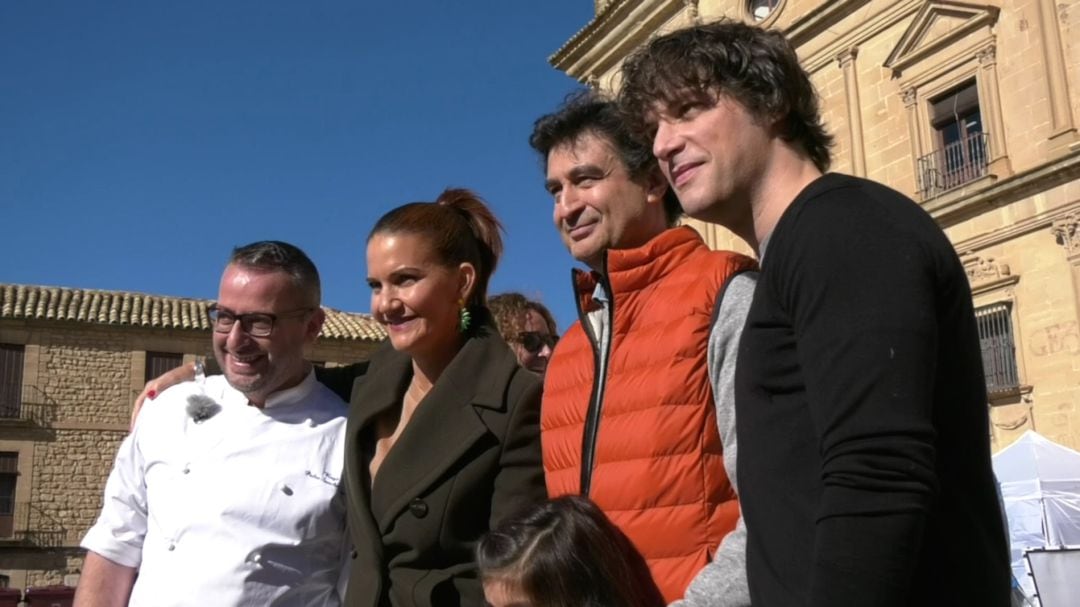 Los tres jueces de MasterChef con el chef Estrella Michelín, Pedro Sánchez, en la Plaza Vázquez de Molina