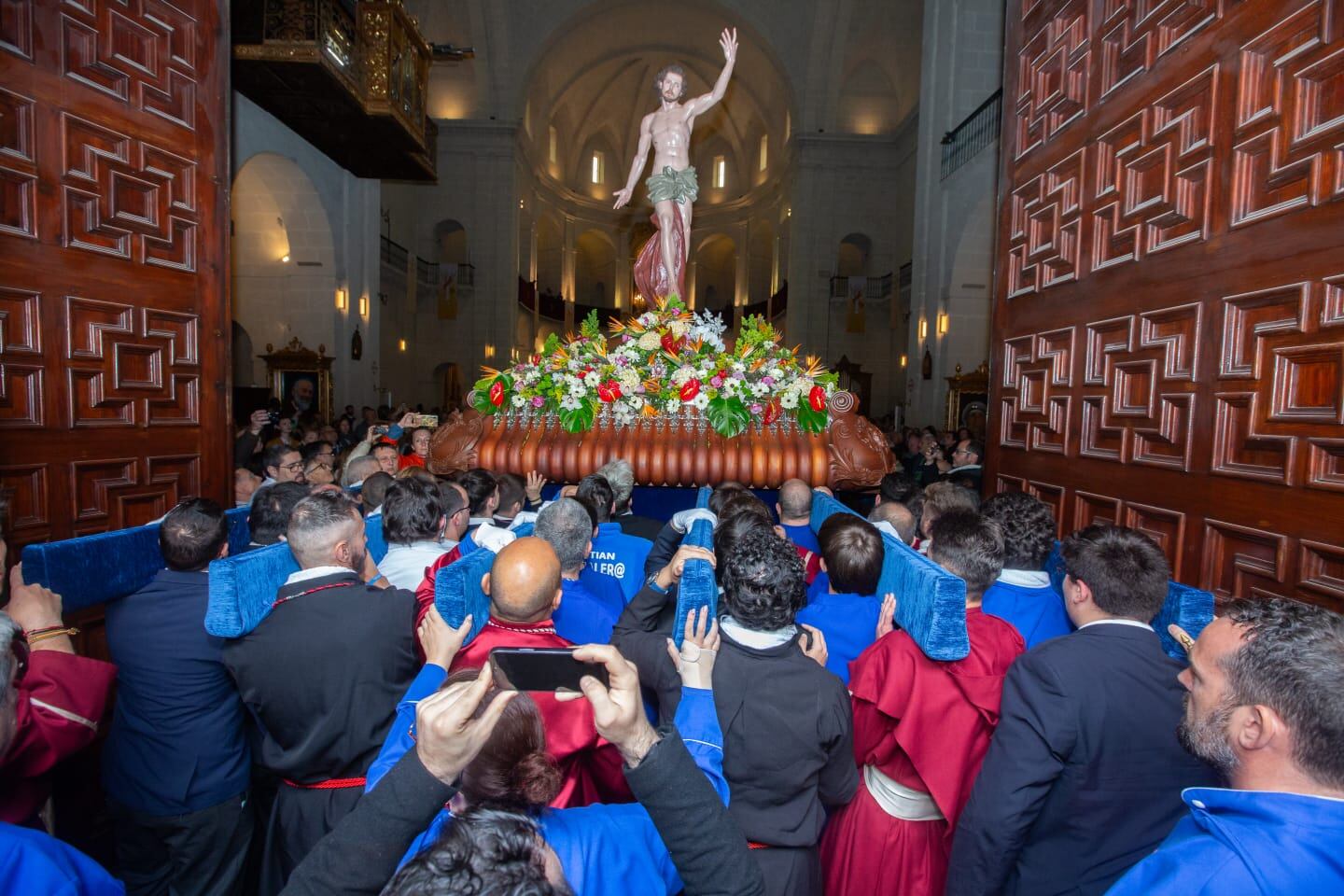 Los costaleros del Cristo Resucitado han portado el trono, por la nave central, hasta el pórtico de la Concatedral