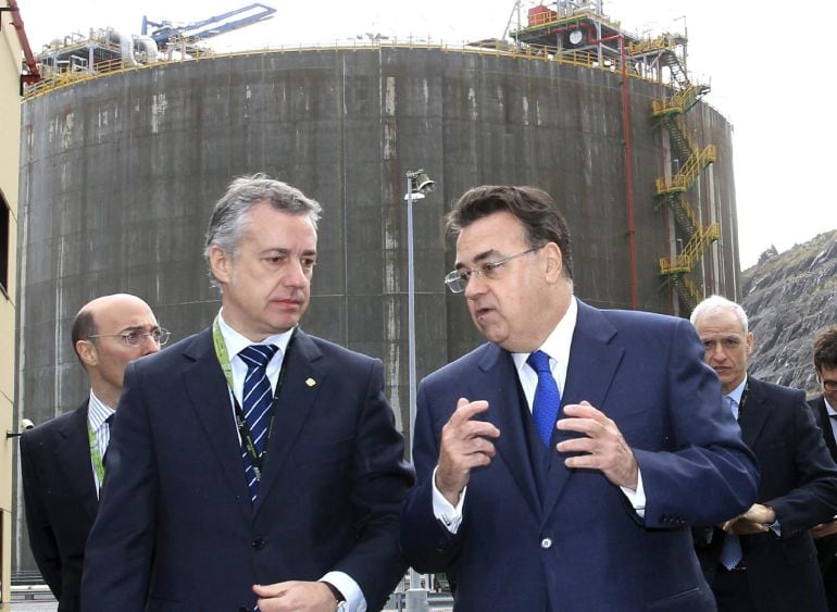 GRA225. ZIERBANA (BIZKAIA), 21/01/2015.- El lehendakari I&ntilde;igo Urkullu (i), junto al presidente de Enag&aacute;s, Antonio Llard&eacute;n (d), en la inauguraci&oacute;n del tercer tanque de Bah&iacute;a de Bizkaia Gas (BBG), la planta regasificadora de gas natural licuado ubicada en el puerto de Bilbao. EFE/Luis Tejido