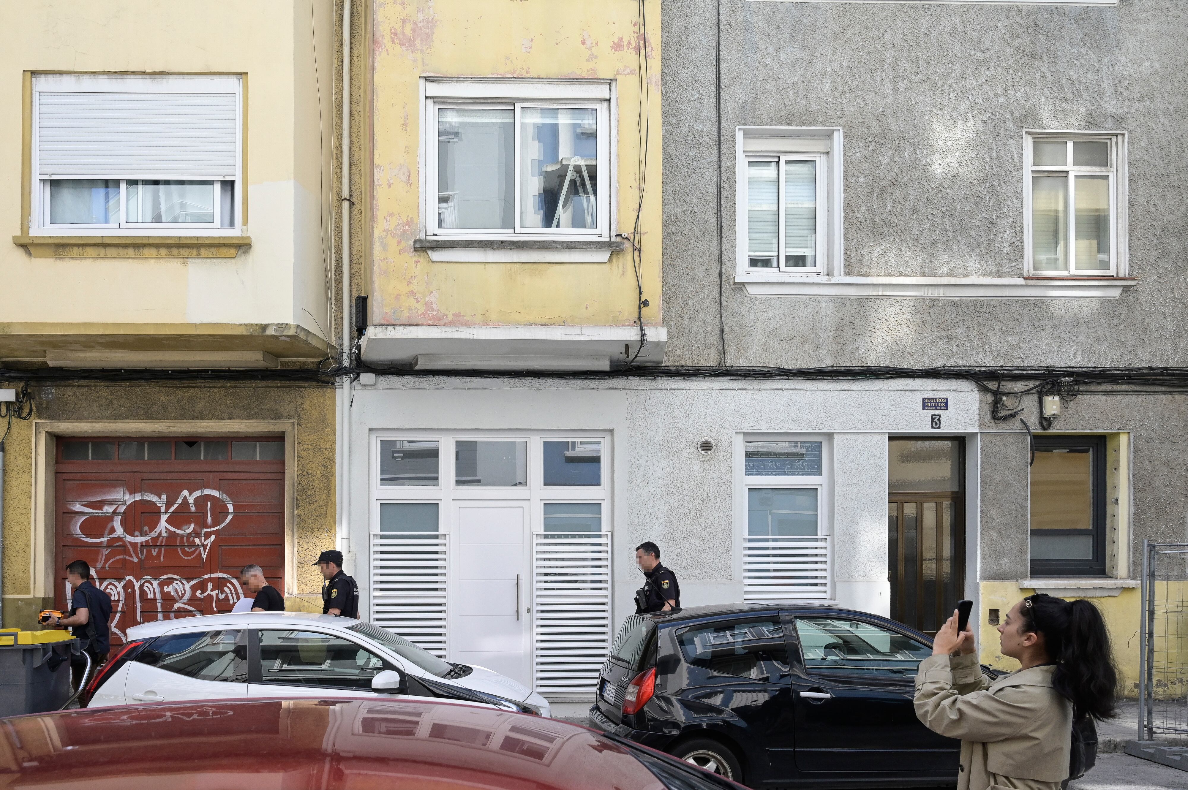 A CORUÑA, 15/06/2025.- La Policía Nacional ha detenido este domingo a un hombre por el supuesto asesinato machista de una mujer en A Coruña, informan a EFE fuentes de la investigación. El suceso se produjo este domingo a primera hora en el barrio coruñés de la Sagrada Familia, en la calle San Isidoro. EFE/ Moncho Fuentes
