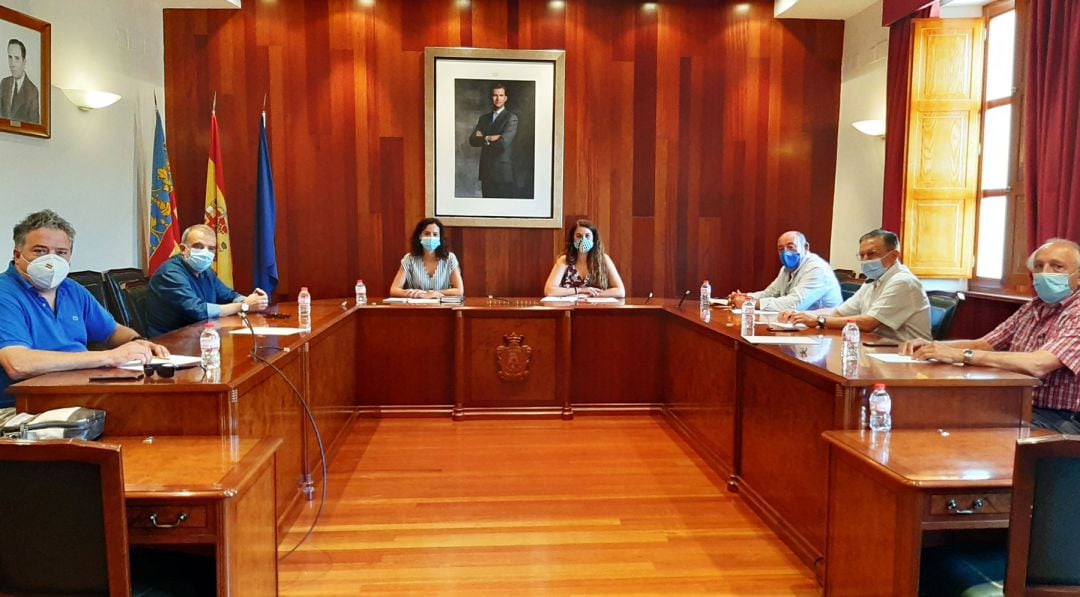 Mireia Mollà y Mireia Estepa en el salón de plenos de Cocentaina junto a alcaldes, concejales y representantes empresariales