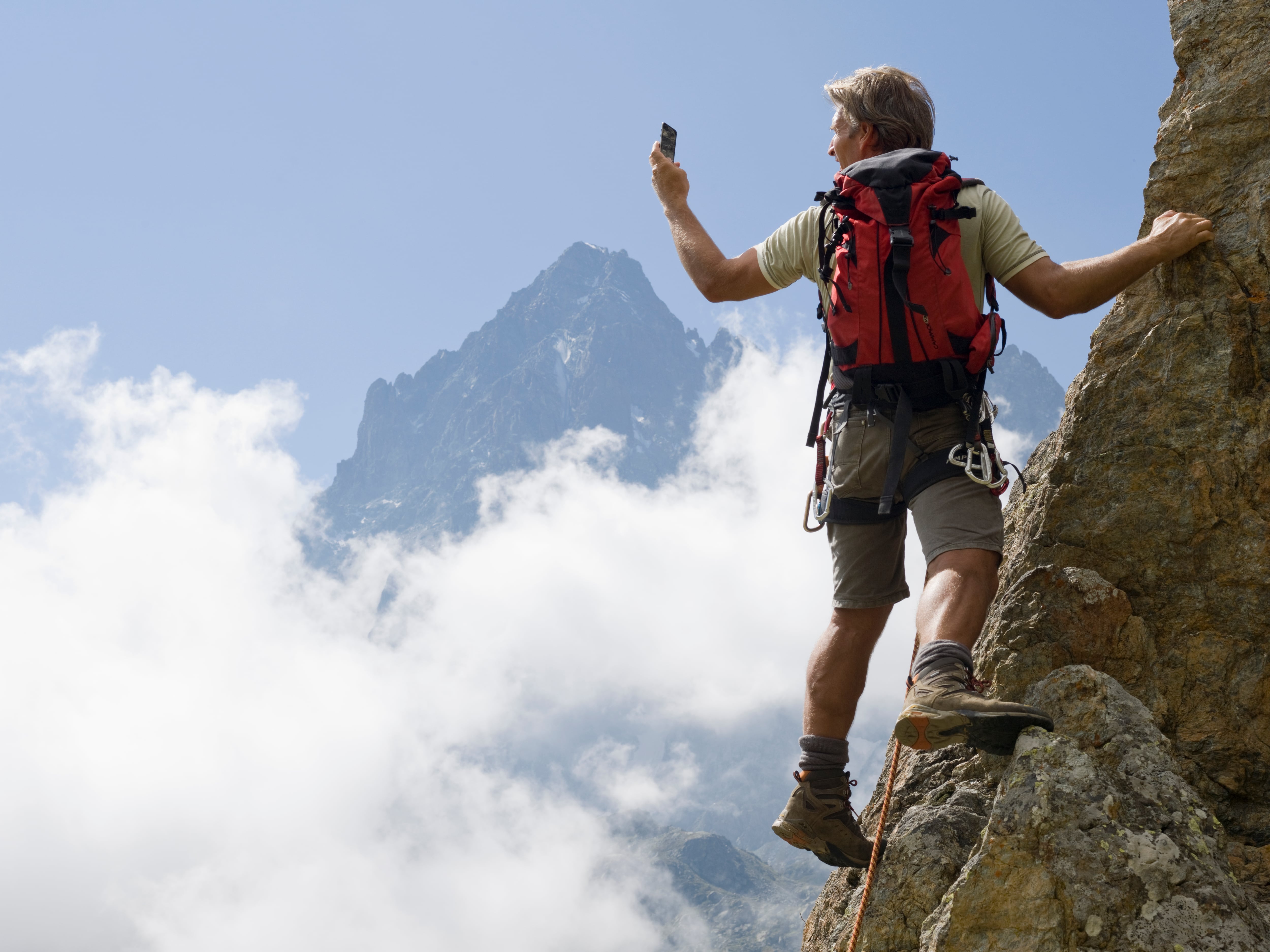 Montañero con su móvil