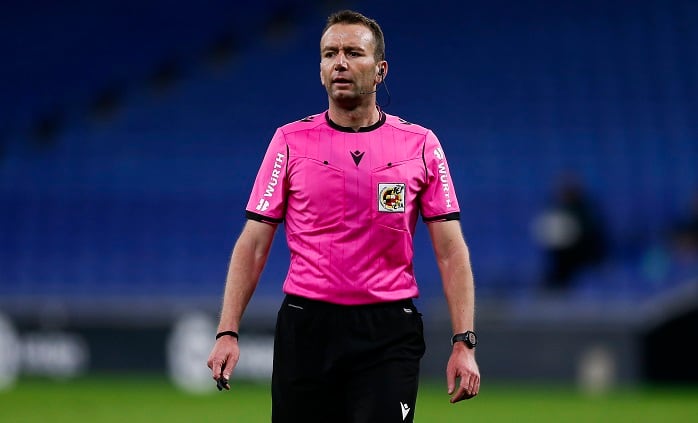 BARCELONA, SPAIN - NOVEMBER 20: The referee Jose Antonio Lopez Toca follows the action during the La Liga Smartbank match between RCD Espanyol and Girona at RCDE Stadium on  November 20, 2020 in Barcelona, Spain. (Photo by Eric Alonso/Getty Images)