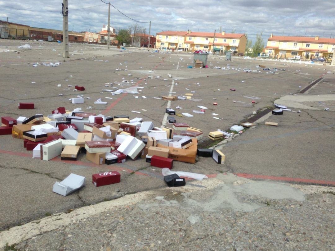 Basura fotografiada tras finalizar una jornada de mercadillo dominical