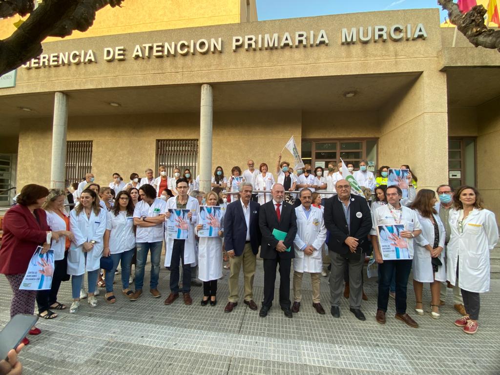 Concentración contra las agresiones al personal sanitario en el centro de salud de San Andrés (Murcia)