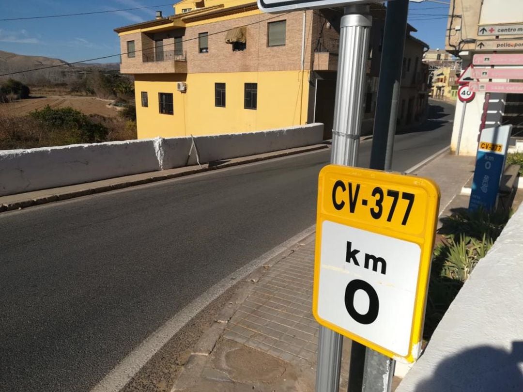 El núcleo urbano de Pedralba soporta miles de vehículos cada día. 