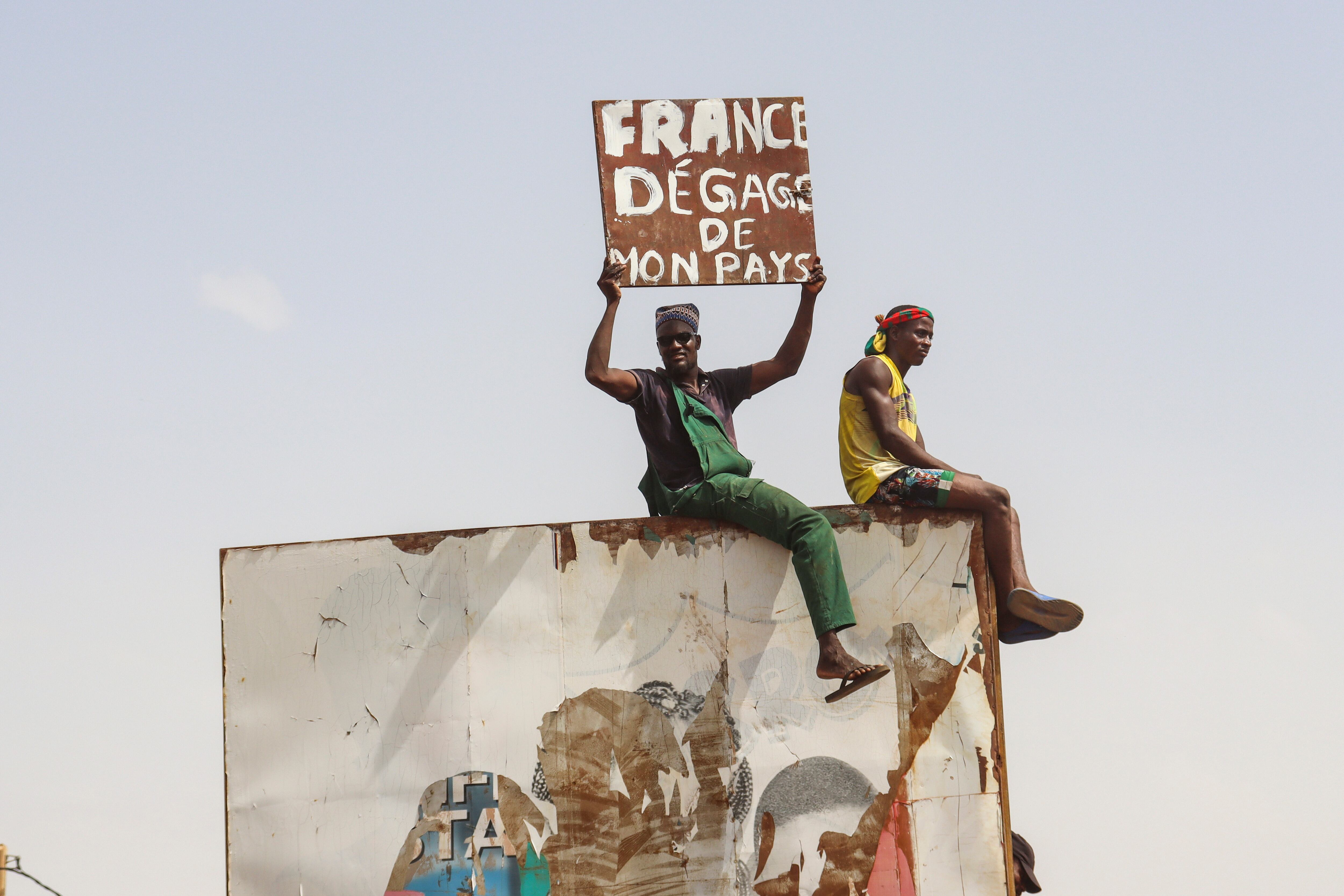 Decenas de miles de personas se congregaron este septiembre en Niamey (Níger) para pedir el retiro de las tropas francesas de Níger y rechazar la &quot;injerencia&quot; del país galo en la política interna nigerina.