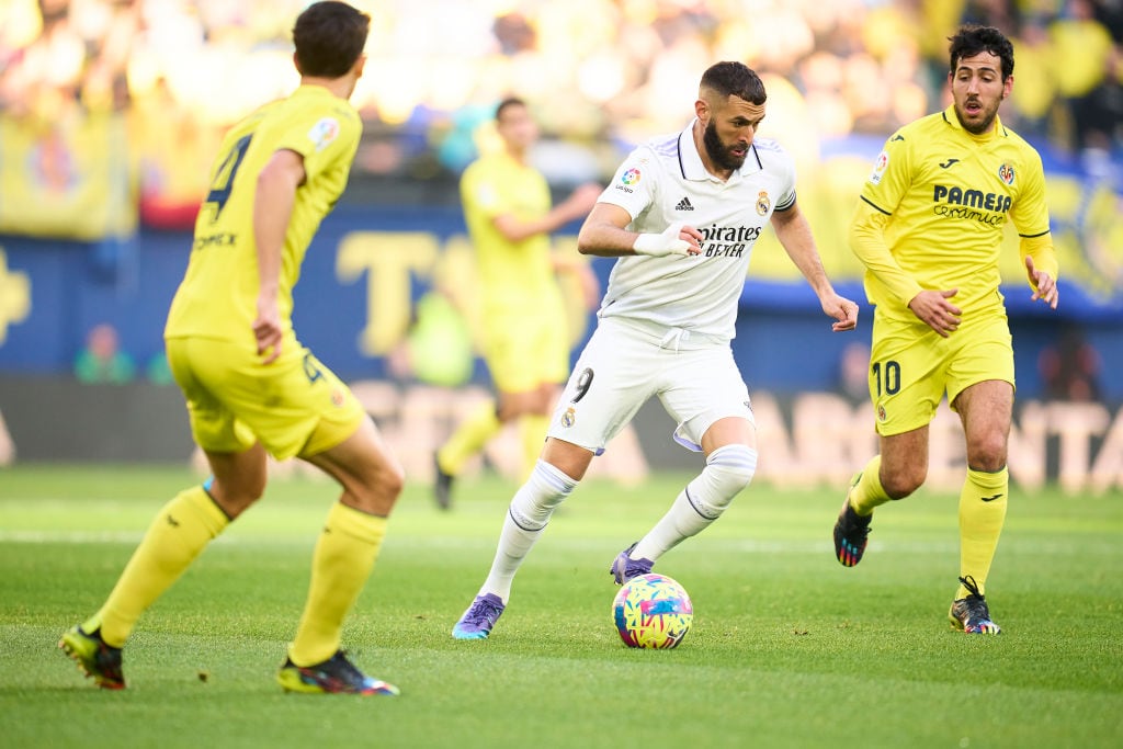 Karim Benzema controla un balón contra el Villarreal.