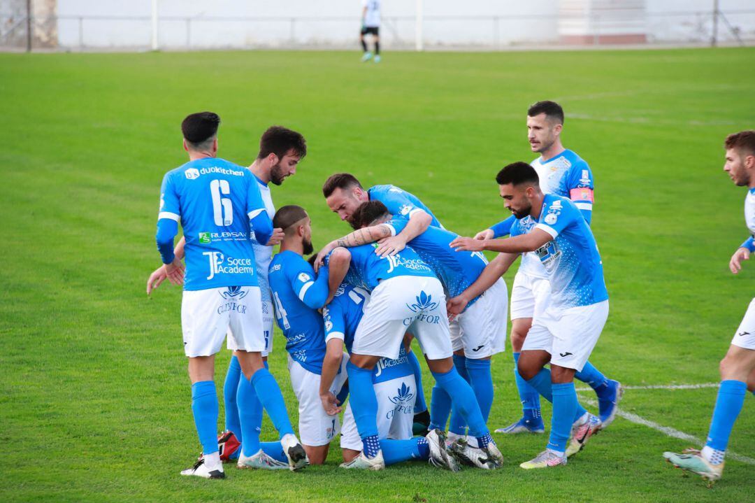 Jugadores del Xerez CD celebrando uno de los goles en La Juventud  