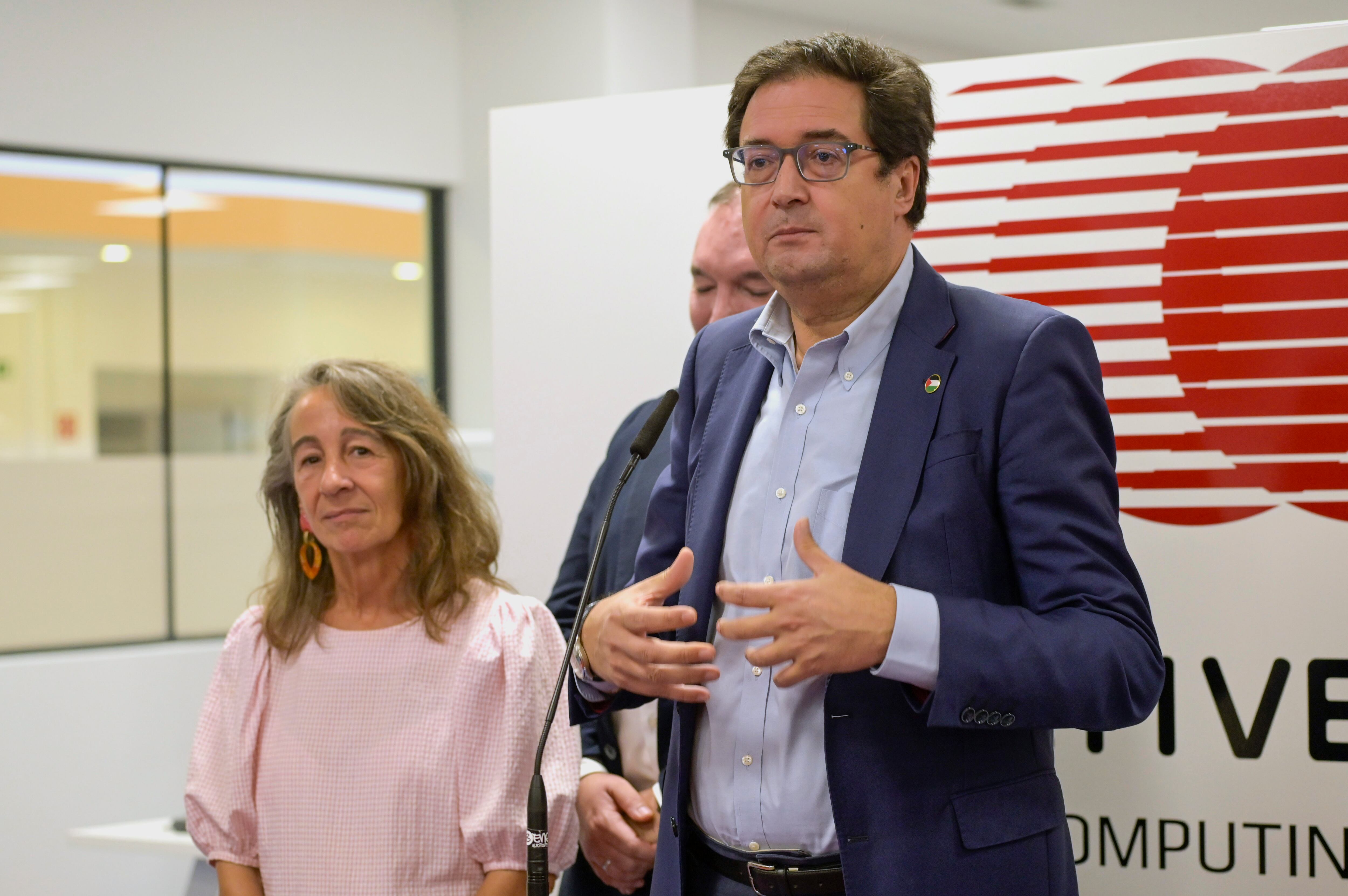 Oscar López visita la empresa Multiverse Computing en San Sebastián