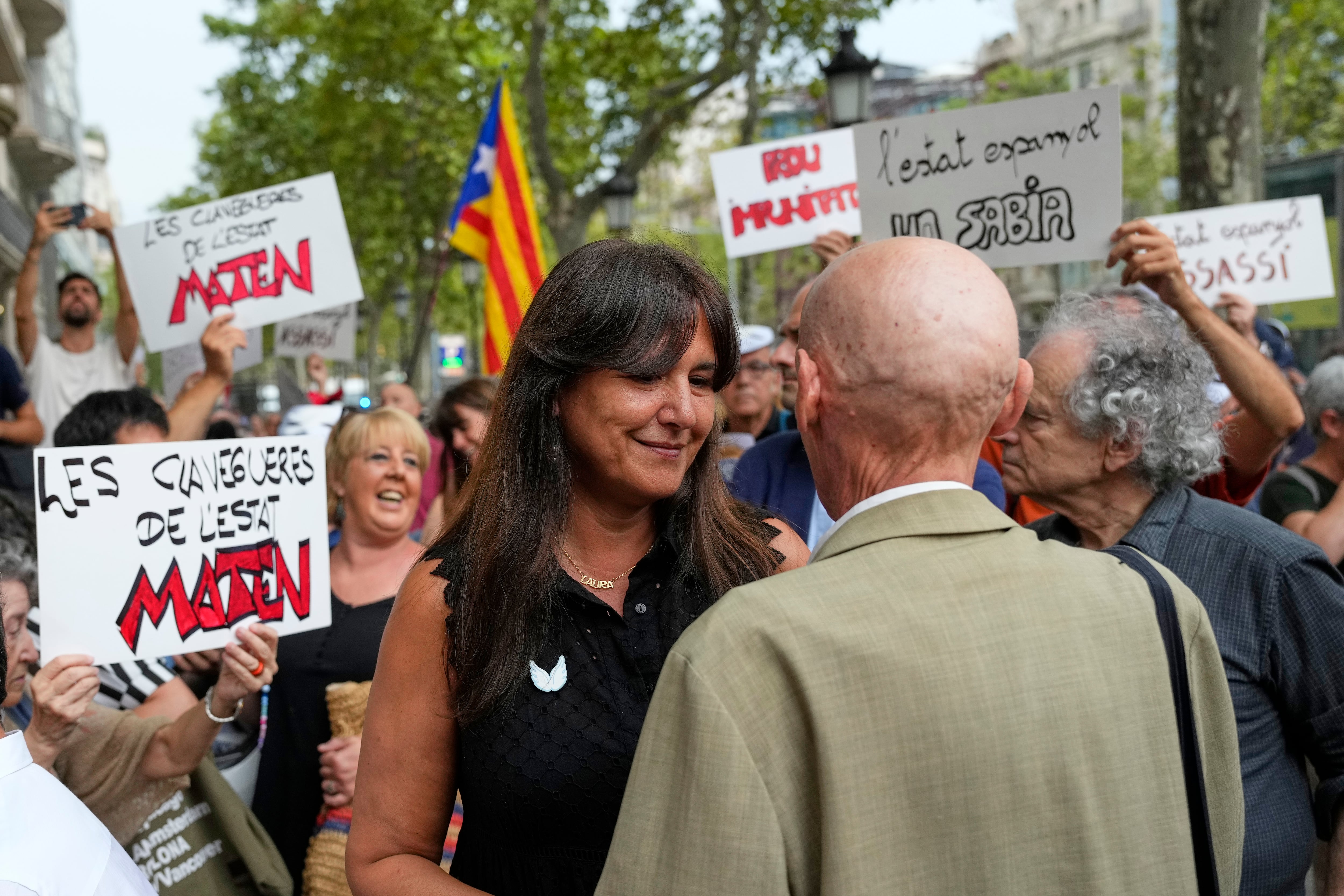 La expresidenta del Parlament, Laura Borràs, saluda a los participantes en la protesta convocada por la Plataforma &#039;17A, Exigim Responsabilitats&#039; ante la sede de la Comisión Europea en Barcelona.