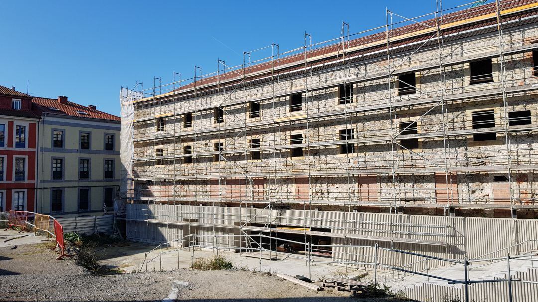 El edificio de Tabacalera cubierto de andamios, este martes.