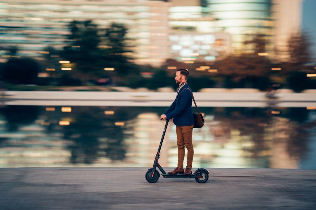 Los patinetes eléctricos se han convertido en un medio de transporte habitual para ir al trabajo. 