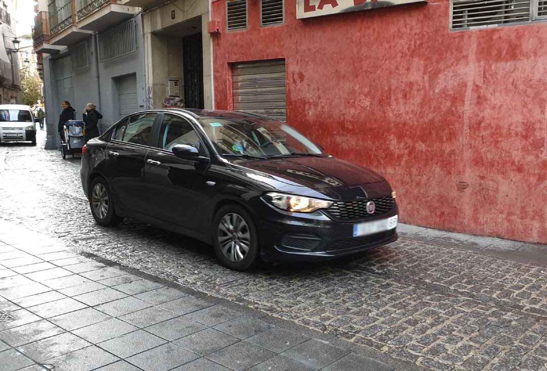 Uno de los vehículos de Uber en Granada, en la calle Santa Paula