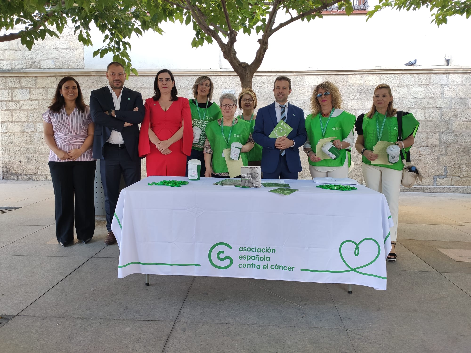 Miembros de la AECC de Jaén y el Ayuntamiento en la mesa de cuestación instalada en la Plaza de Santa María