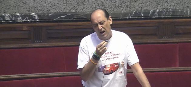 El concejal de Vox Vicente Montañez, lució una camiseta alusiva al fraude en la EMT durante el pleno del Ayuntamiento