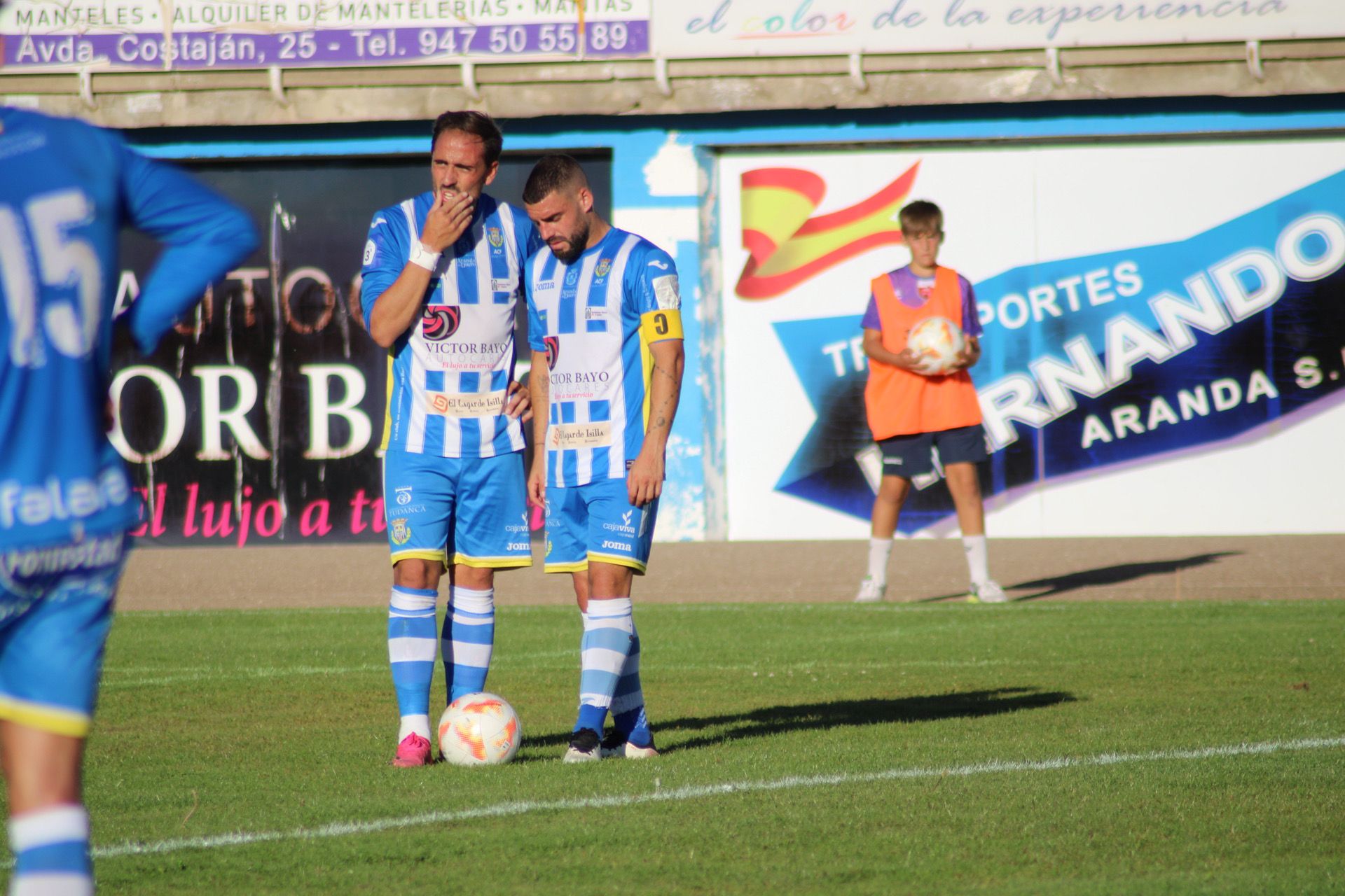 Pesca y Átomo ante la ejecución de la falta que significó el 1-0 ante el Almazán en pasado domingo en El Montecillo