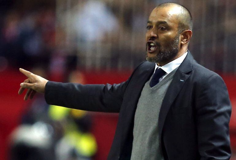 Nuno da órdenes a su equipo en Sevilla