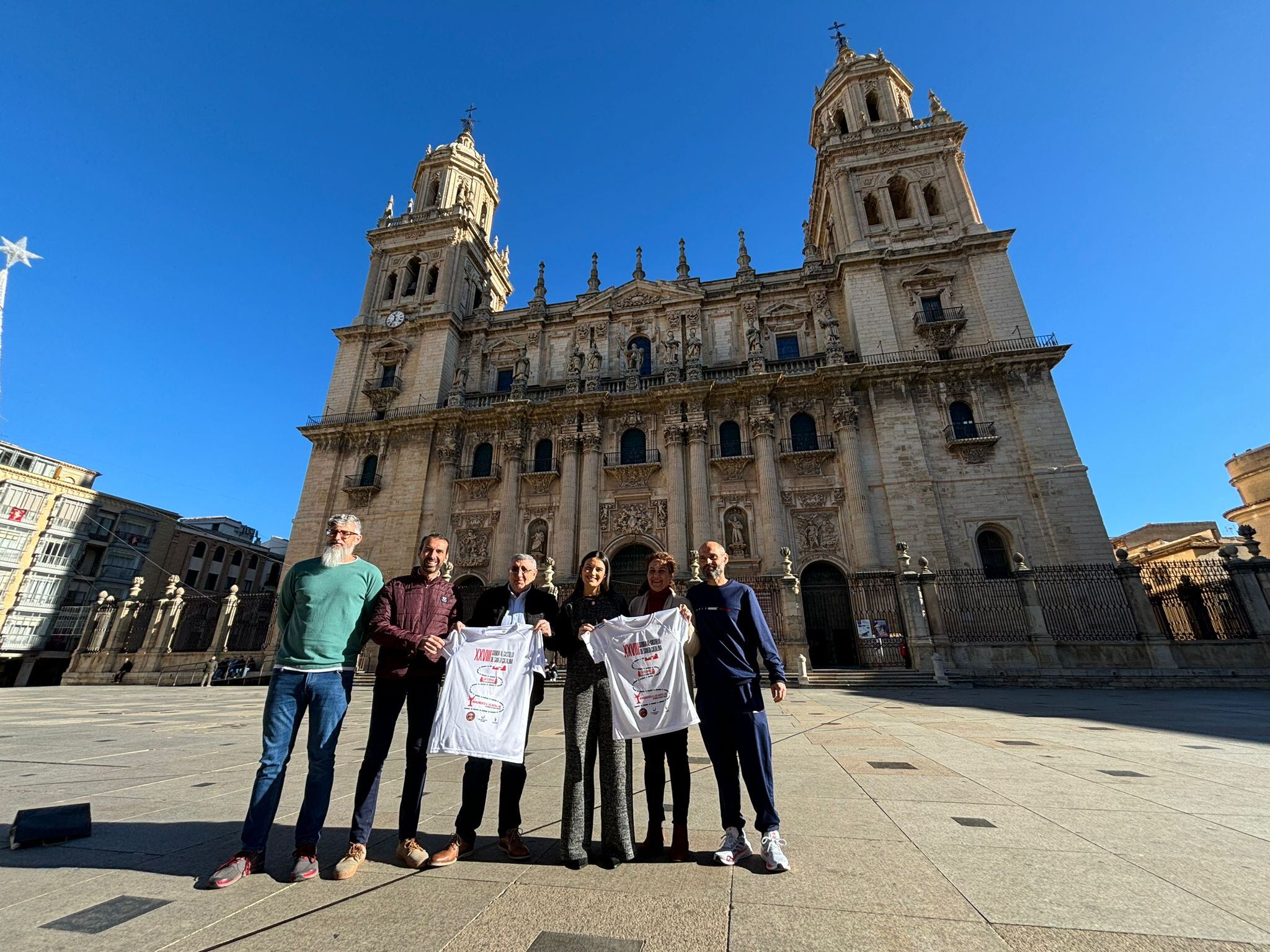 Representantes del club Quiebrajano con el presidente Felipe Cano a la cabeza; la concejala de Deportes Ana Núñez y la presidenta de Asperger TEA María del Carmen Martos.