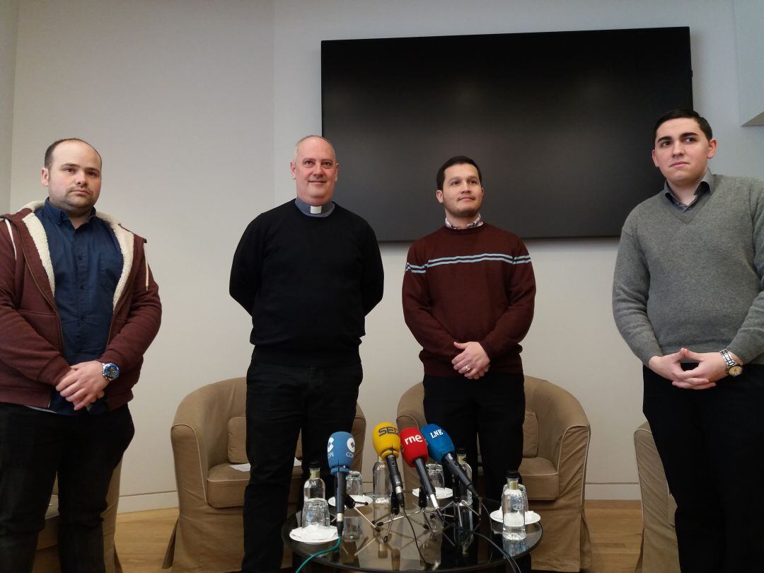 El rector del Seminario Metropolitano de Oviedo, Sergio Martínez, junto a tres de los seminaristas que cursan estudios en la institución