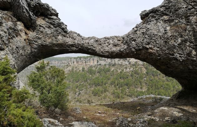 Un arco en las riscas de camino al mirador sobre el valle del Cambrón.