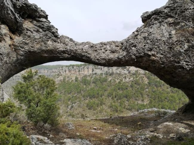 Un arco en las riscas de camino al mirador sobre el valle del Cambrón.