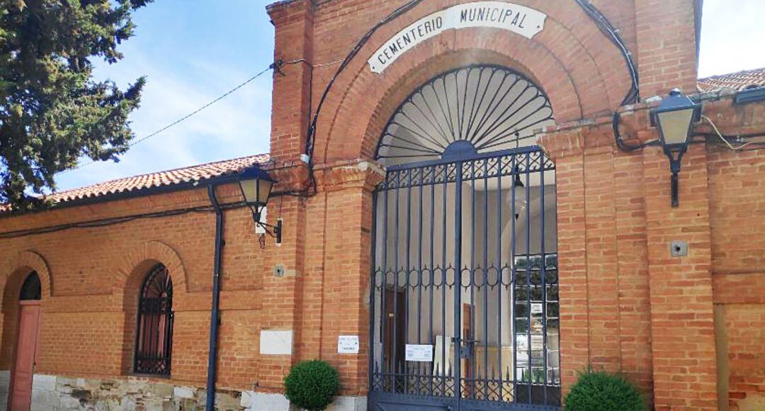 Acceso al cementerio de La Bañeza (León)