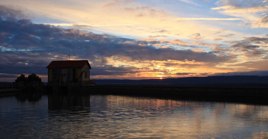 Atardecer desde la balsa del Salto de Villalba de la Sierra (Cuenca).