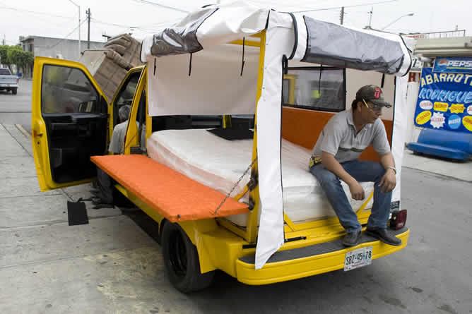 Operarios dando los últimos retoques al 'Mememovil'