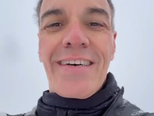 Pedro Sánchez aprovecha el fin de semana para ir de ruta con su bicicleta por los paisajes nevados de Catilla y León