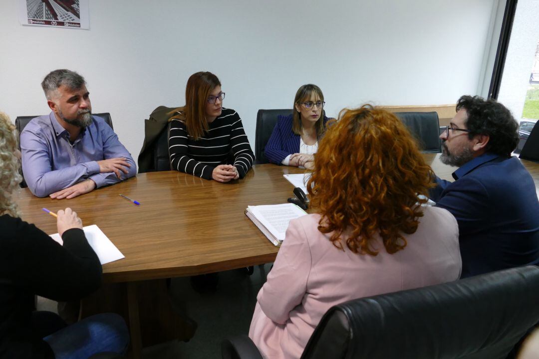 Visita de la alcaldesa de Móstoles a la Oficina de Defensa del Derecho a la Vivienda