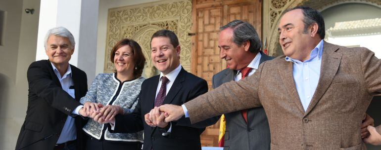 García-Page y la consejera de Economía junto a José Luis Gil (CC.OO), Ángel Nicolás (CECAM) y Carlos Pedrosa (UGT) en la firma del pacto por la recuperación de Castilla-La Mancha