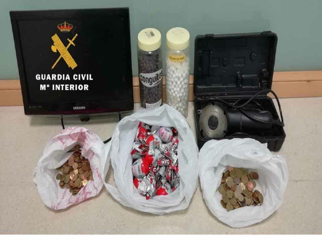 Objetos de los que se ha incautado la Guardia Civil.