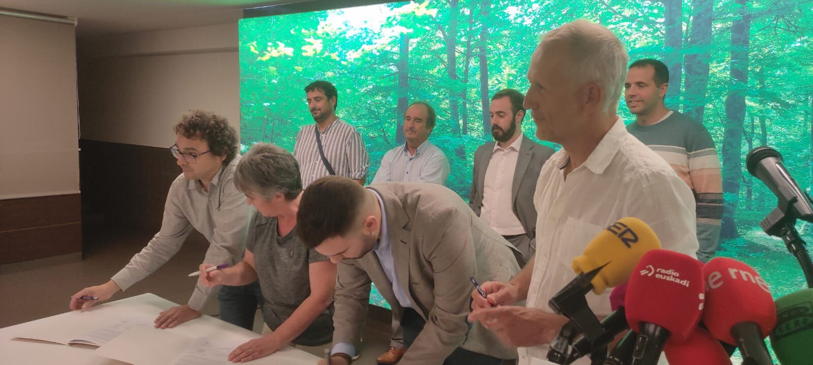 David Campión -en primer término-, renovará al frente de la Mancomunidad de la Comarca de Pamplona tras el acuerdo de los independientes -a los que pertenece- con Geroa Bai, EH Bildu y Contigo-Zurekin.