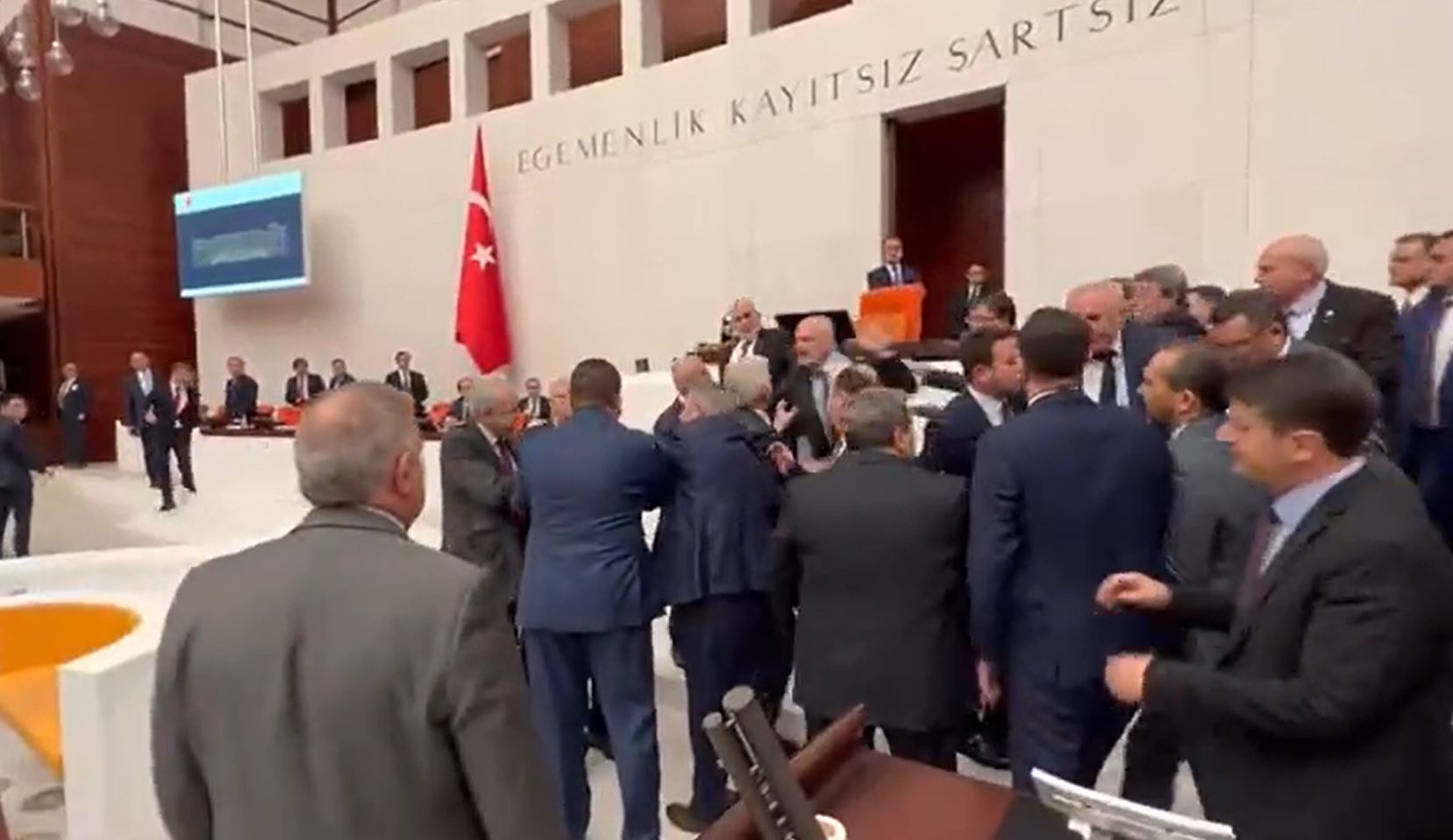 Captura del momento en el que un diputado del partido gobernante en Turquía agrede a uno de la oposición.