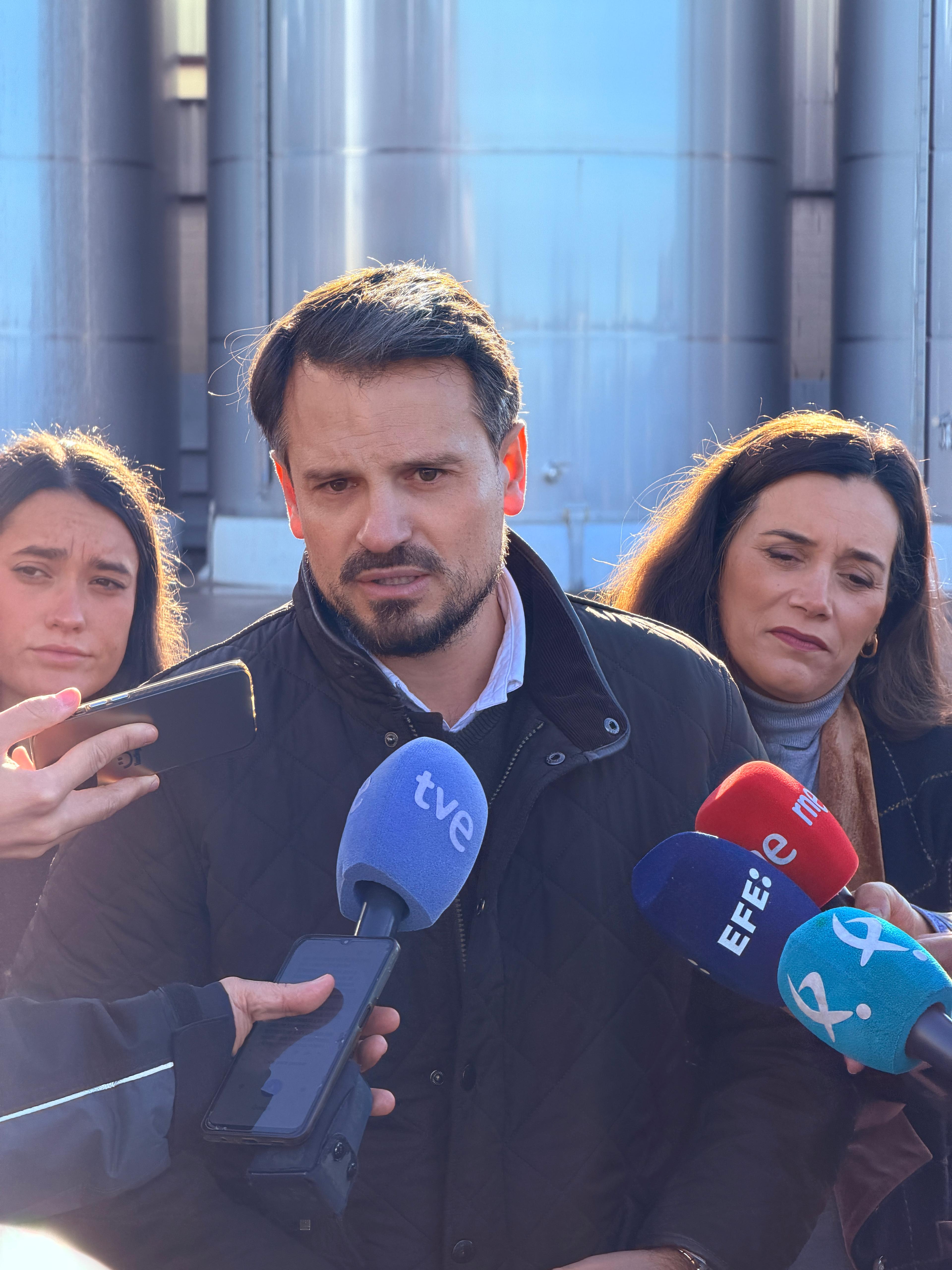 El secretario general del PP de Extremadura, Abel Bautista, durante su visita a las Bodegas Romale de Almendralejo