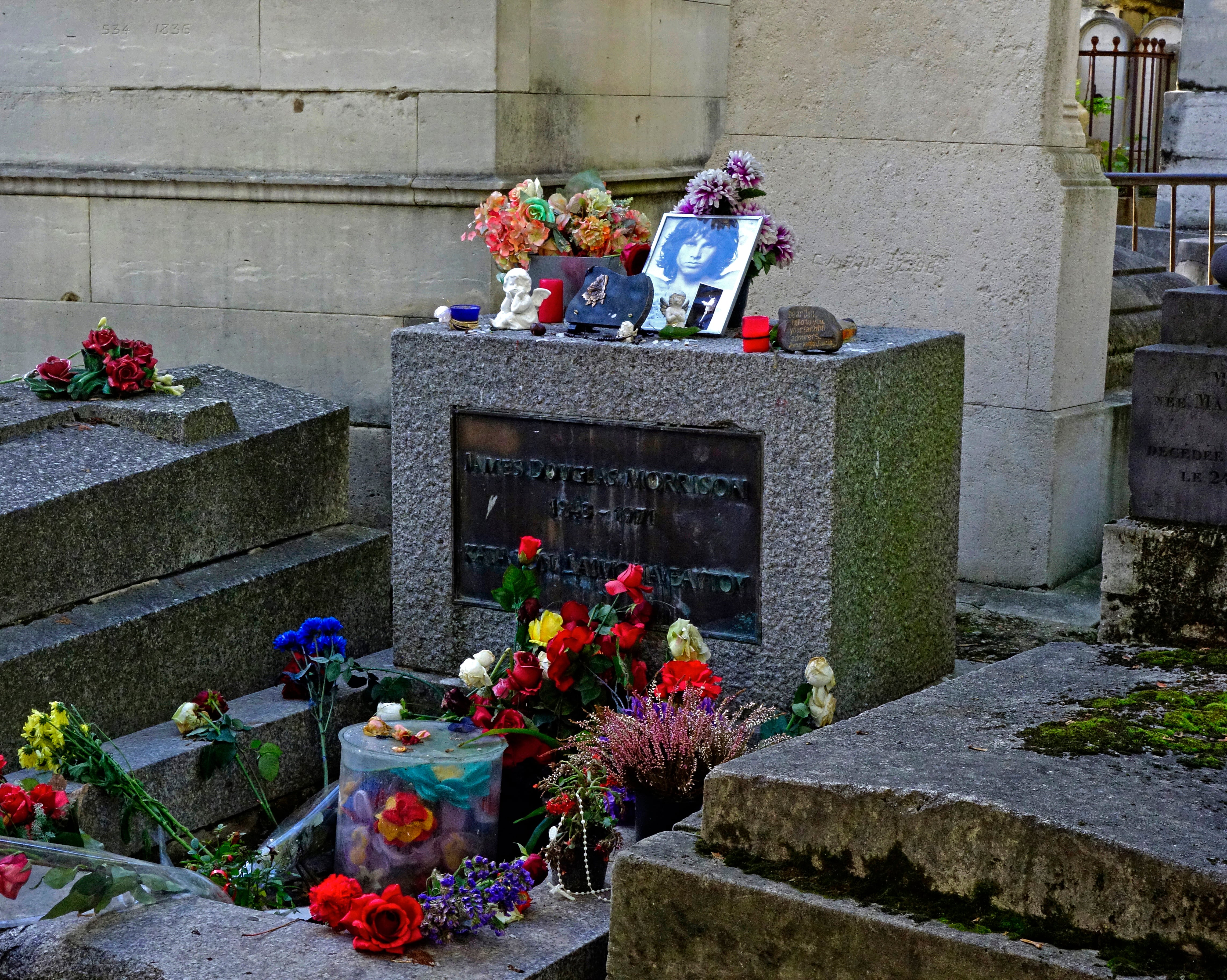 La tumba de Jim Morrison (sin el busto) en 2014. Andrew Holbrooke/Corbis.
