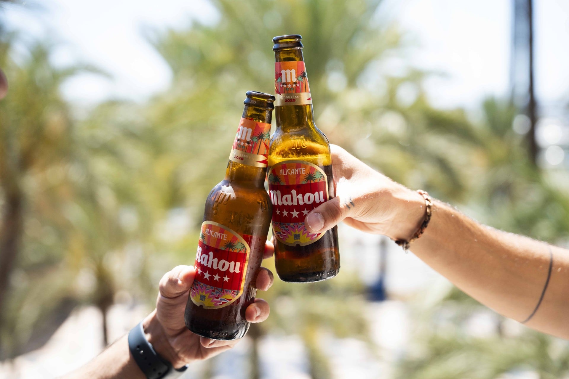 Mahou presenta la etiqueta conmemorativa firmada por el artista alicantino Antonyo Marest.