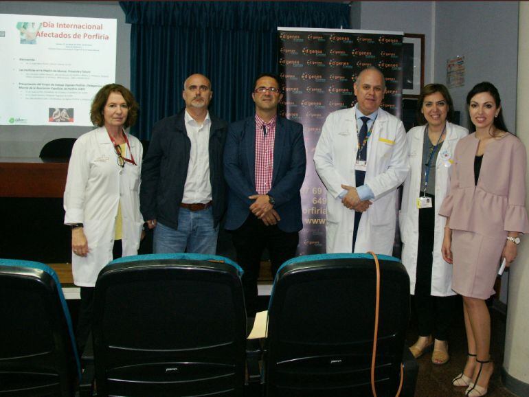 El hospital Virgen de la Arrixaca de Murcia acogió una jornada de información sobre la porfiria, con motivo del Día Internacional de esta patología, a la que asistieron el director gerente del centro, Ángel Baeza (3d), la jefa de sección de Genética Médic