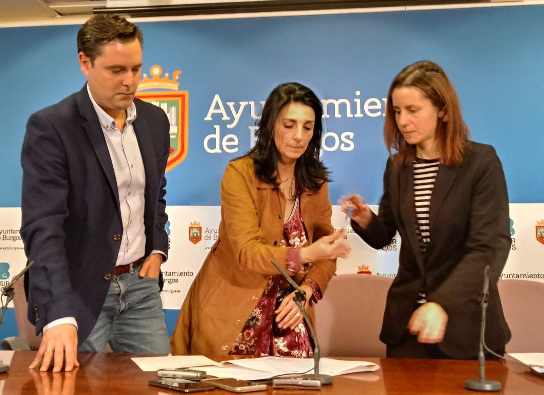 Daniel de la Rosa, Gloria Bañeres y Eva De Ara, firman la proposición conjunta de reprobación del alcalde, Javier Lacalle