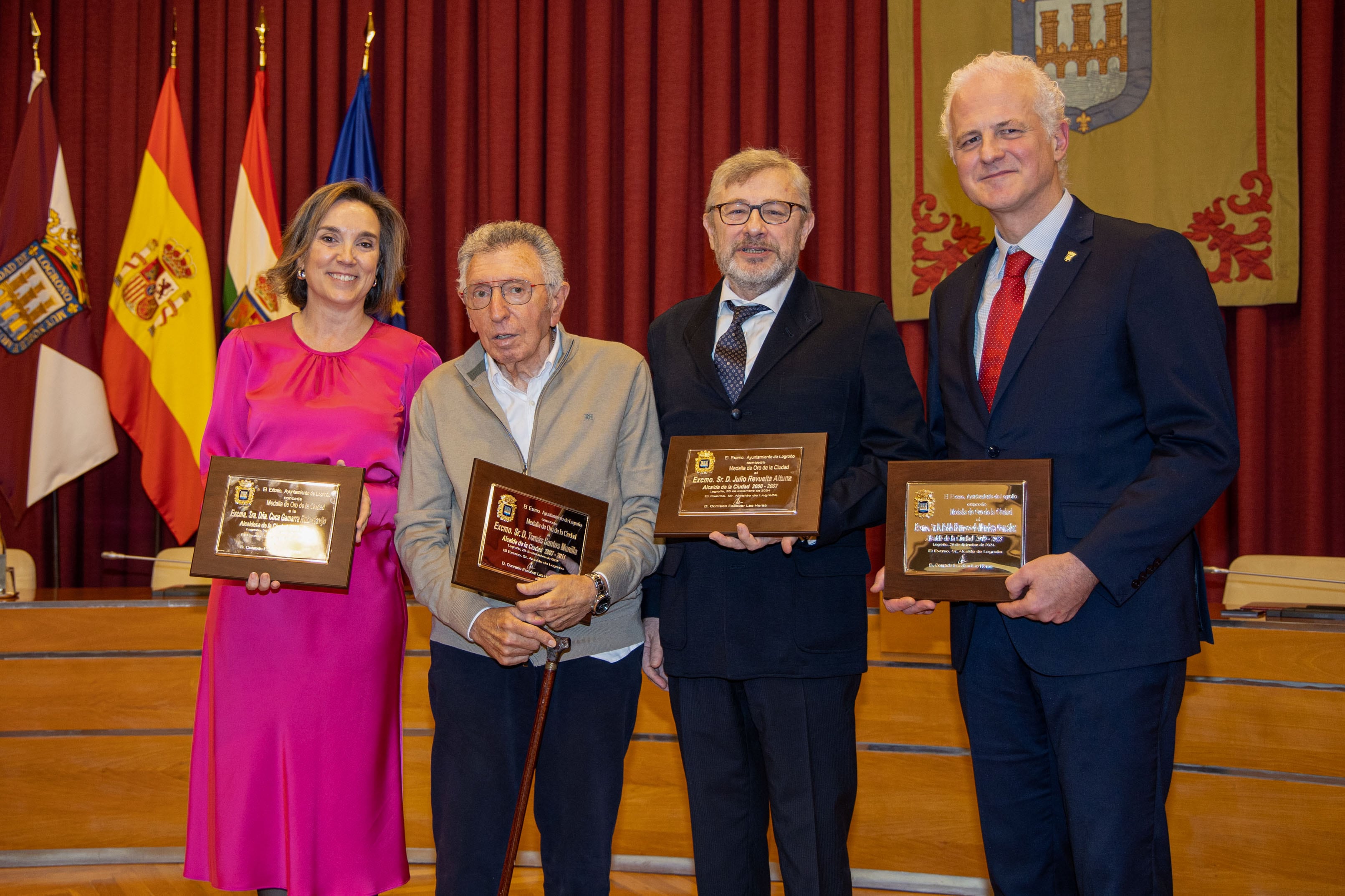 LOGROÑO, 20/12/2024.- Los exalcaldes de Logroño, Julio Revuelta (2d), Tomás Santos (2i), Cuca Gamarra y Pablo Hermoso de Mendoza, reciben la Medalla de Oro de la Ciudad como un gesto de reconocimiento y gratitud por la dedicación, el compromiso y la implicación con la capital riojana y sus ciudadanos. EFE/Raquel Manzanares
