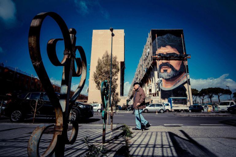 Vista de un mural del artista italiano Jorit Agoch, en el que aparece retratado el exfutbolista argentino Diego Armando Maradona, en un edificio de Nápoles