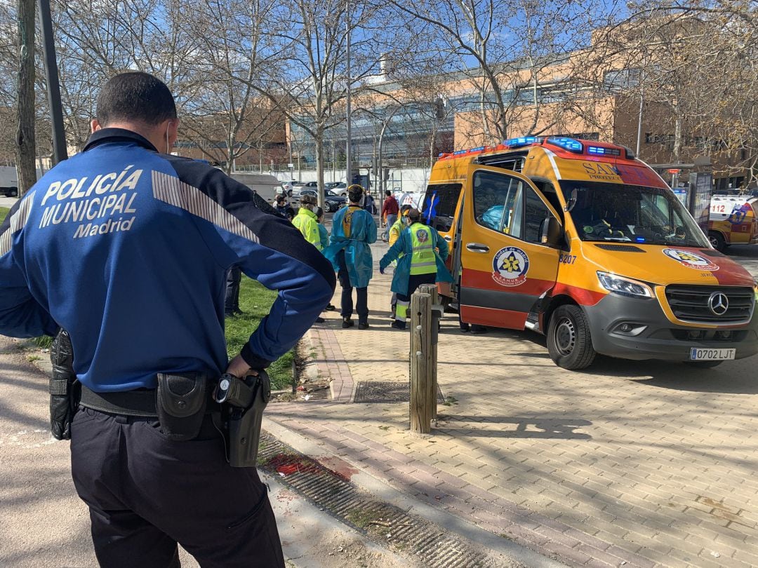 Intervención del SAMUR y de la Policía Municipal tras el atropello a una mujer de 79 años, tras el cual, el autor se dio a la fuga