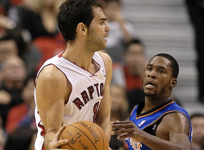 José Calderón disputa el balón con el jugador de los Knicks de Nueva York Toney Douglas