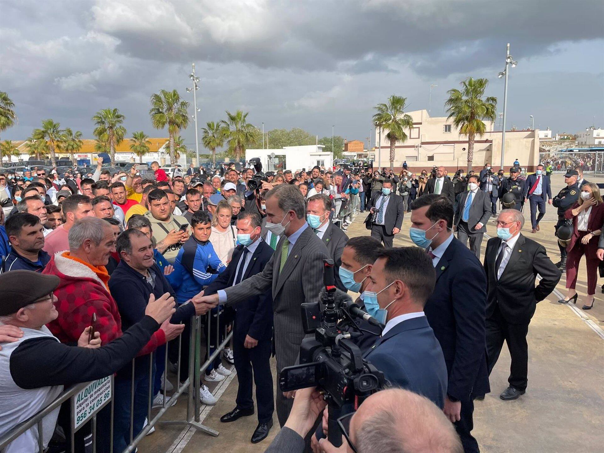 El Rey Felipe VI saludando a los pescadores en el puerto de Bonanza