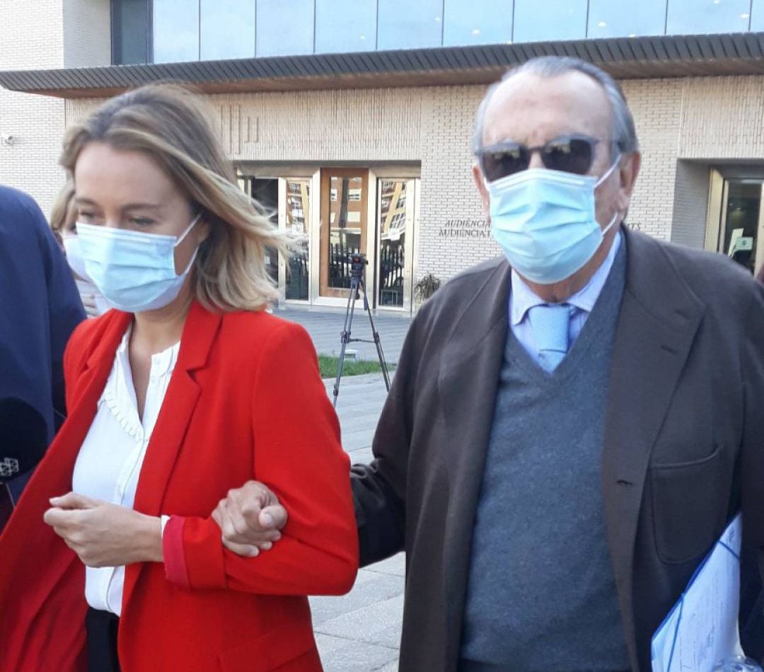 Carlos Fabra saliendo de la ciudad de la Justicia de Castelló acompañado de su hija