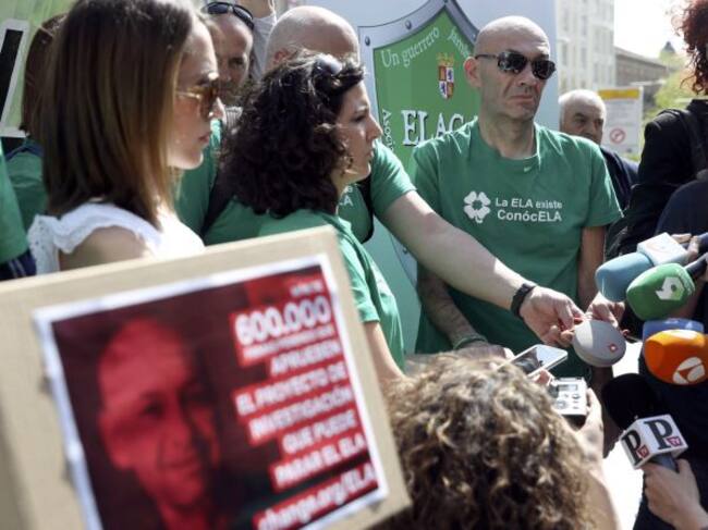 Un paciente con esclerosis lateral amiotrófica (ELA) entrega en el Congreso más de 600.000 firmas para que el Ministerio de Sanidad y el Instituto de Salud Carlos III financien con 500.000 euros un proyecto de investigación probado con éxito en ratones po