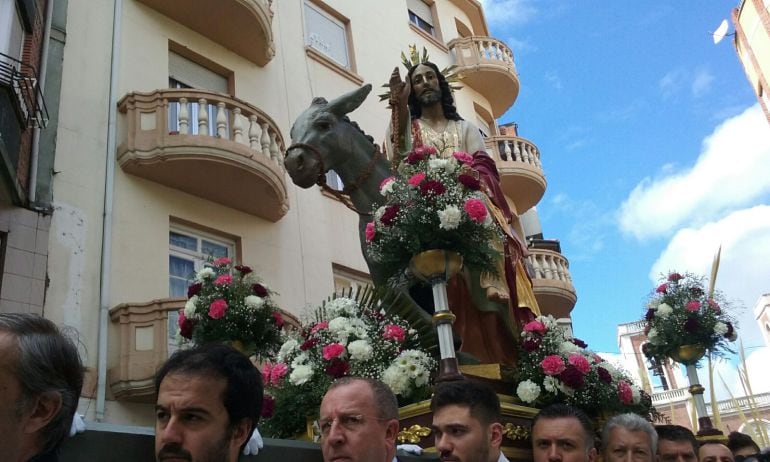 El paso de &#039;La borriquilla&#039;  pudo desfilar  tras una tregua de la lluvia